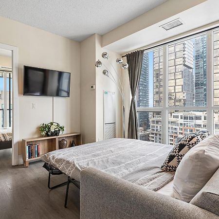 3 Bedroom Beside Cn Tower With Parking Downtown トロント エクステリア 写真