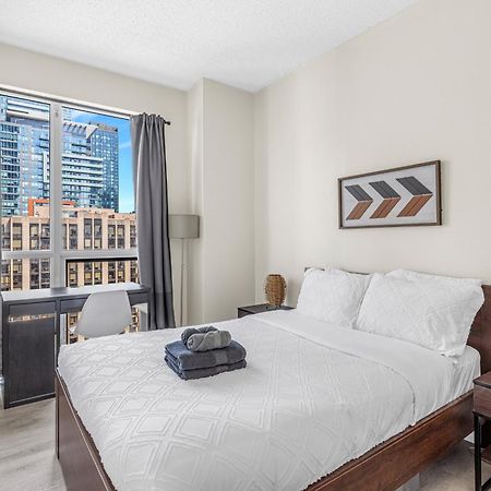 3 Bedroom Beside Cn Tower With Parking Downtown トロント エクステリア 写真