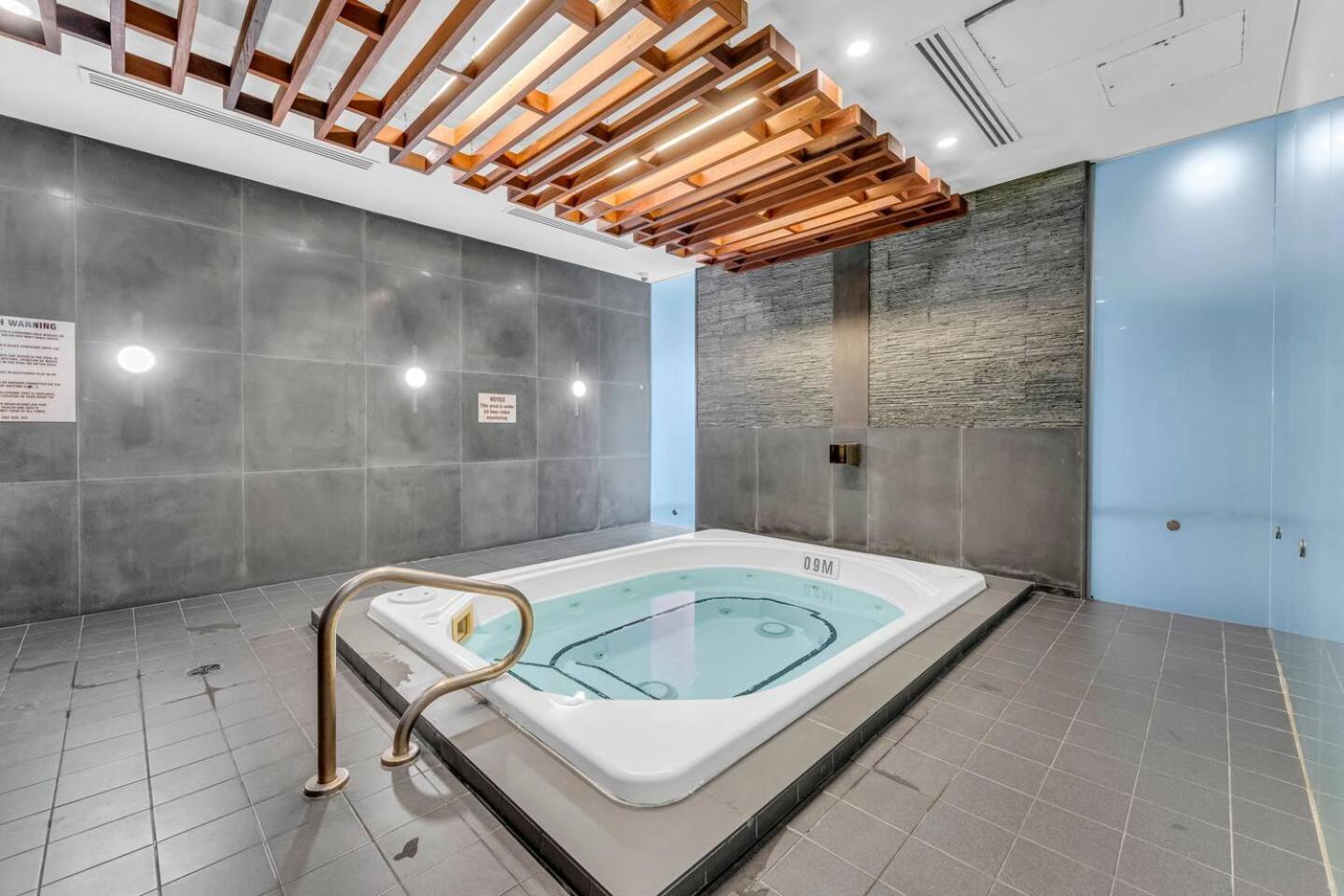 3 Bedroom Beside Cn Tower With Parking Downtown トロント エクステリア 写真