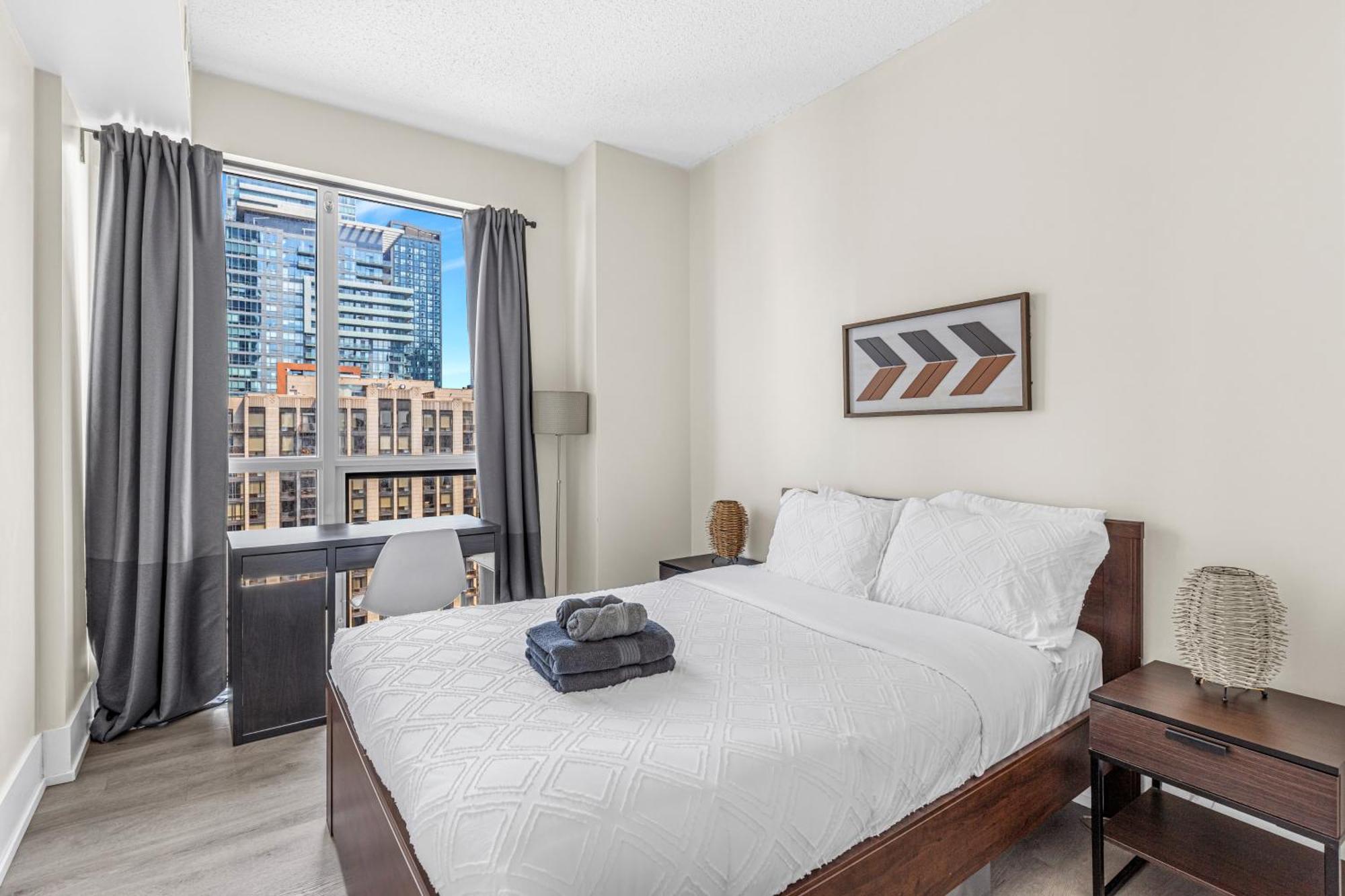 3 Bedroom Beside Cn Tower With Parking Downtown トロント エクステリア 写真