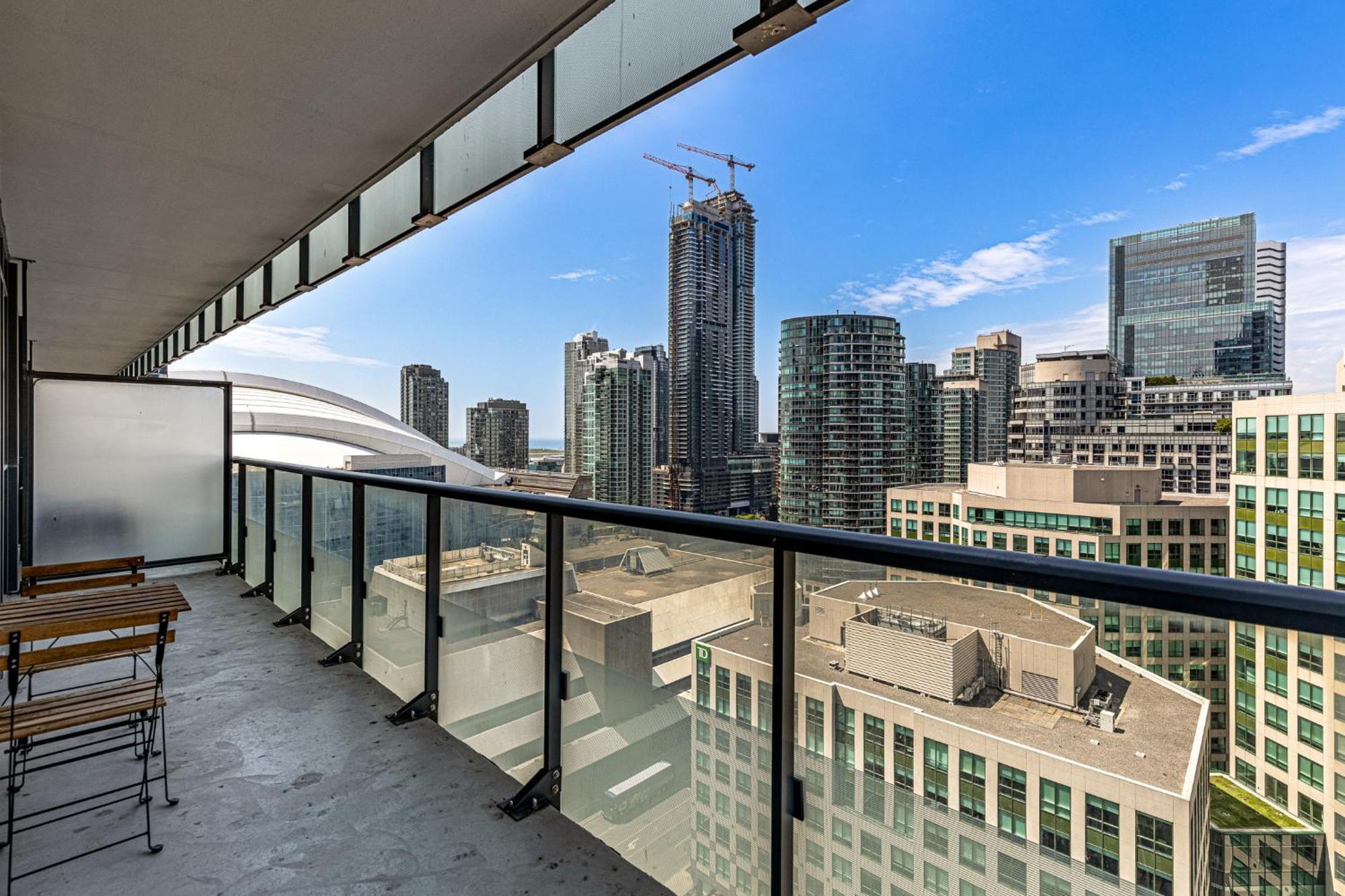 3 Bedroom Beside Cn Tower With Parking Downtown トロント エクステリア 写真