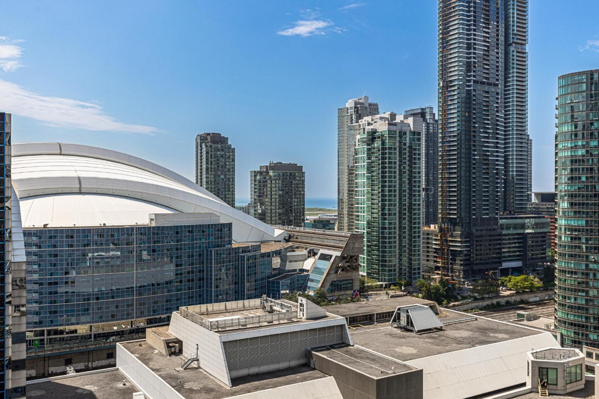 3 Bedroom Beside Cn Tower With Parking Downtown トロント エクステリア 写真