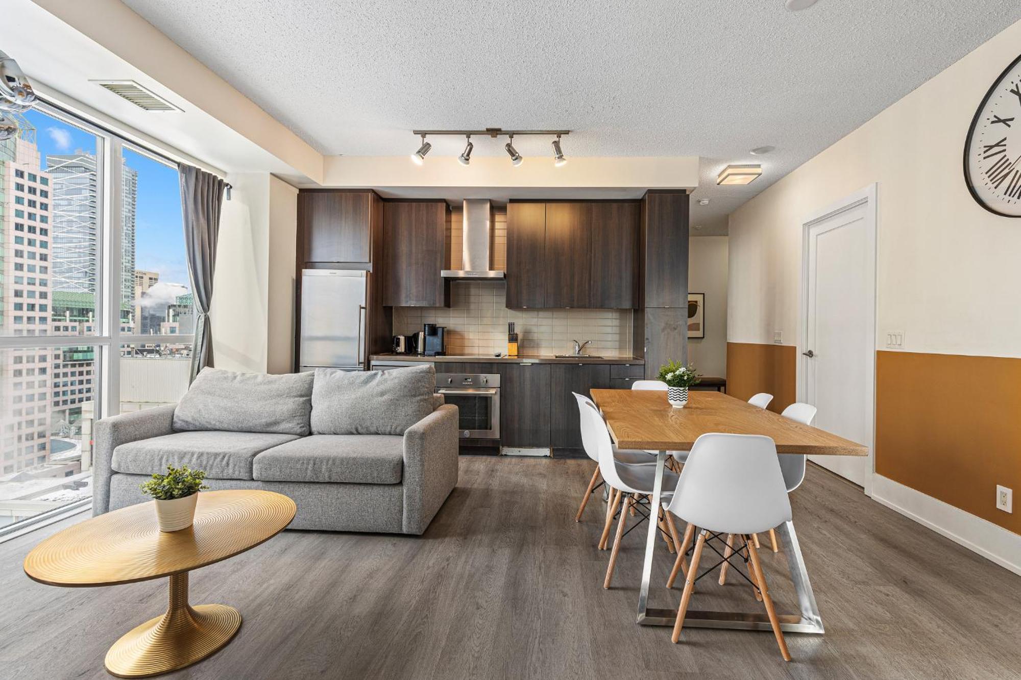 3 Bedroom Beside Cn Tower With Parking Downtown トロント エクステリア 写真