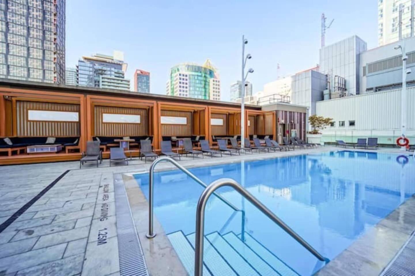 3 Bedroom Beside Cn Tower With Parking Downtown トロント エクステリア 写真