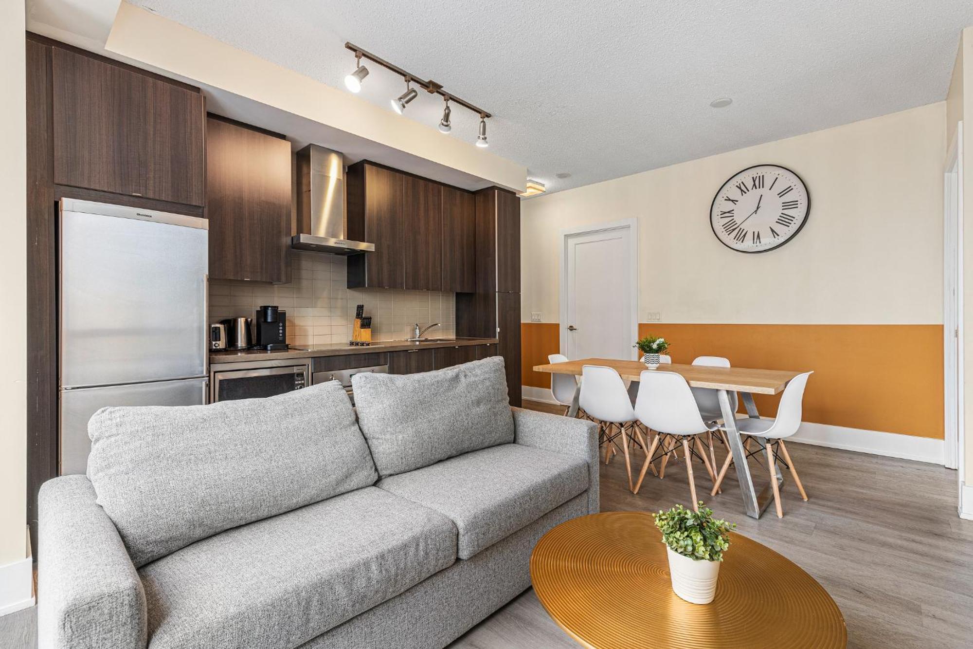 3 Bedroom Beside Cn Tower With Parking Downtown トロント エクステリア 写真