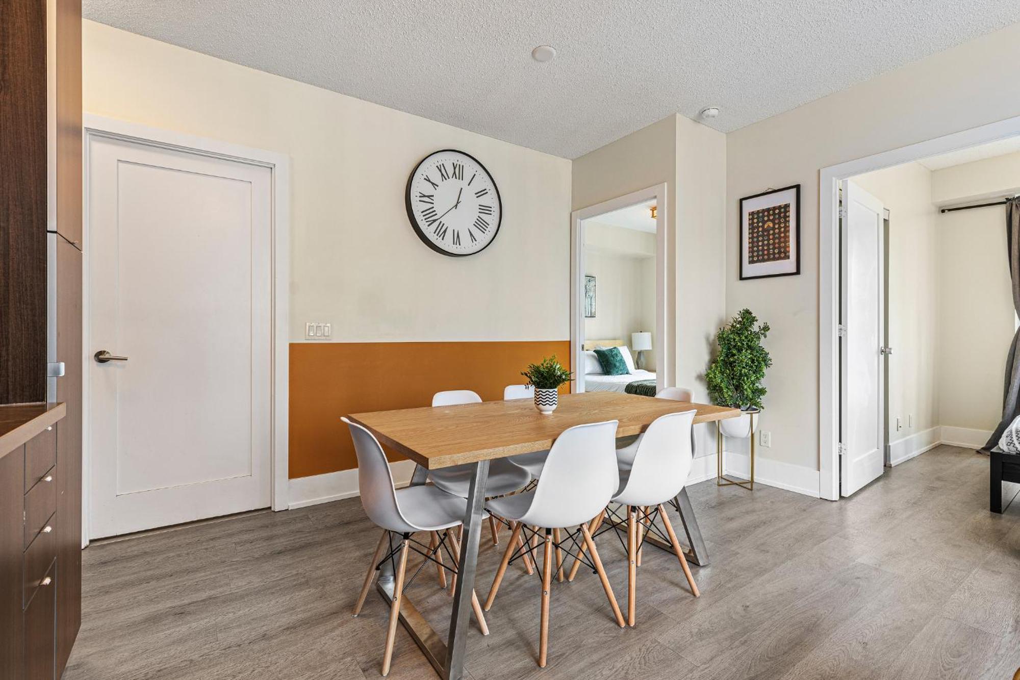 3 Bedroom Beside Cn Tower With Parking Downtown トロント エクステリア 写真