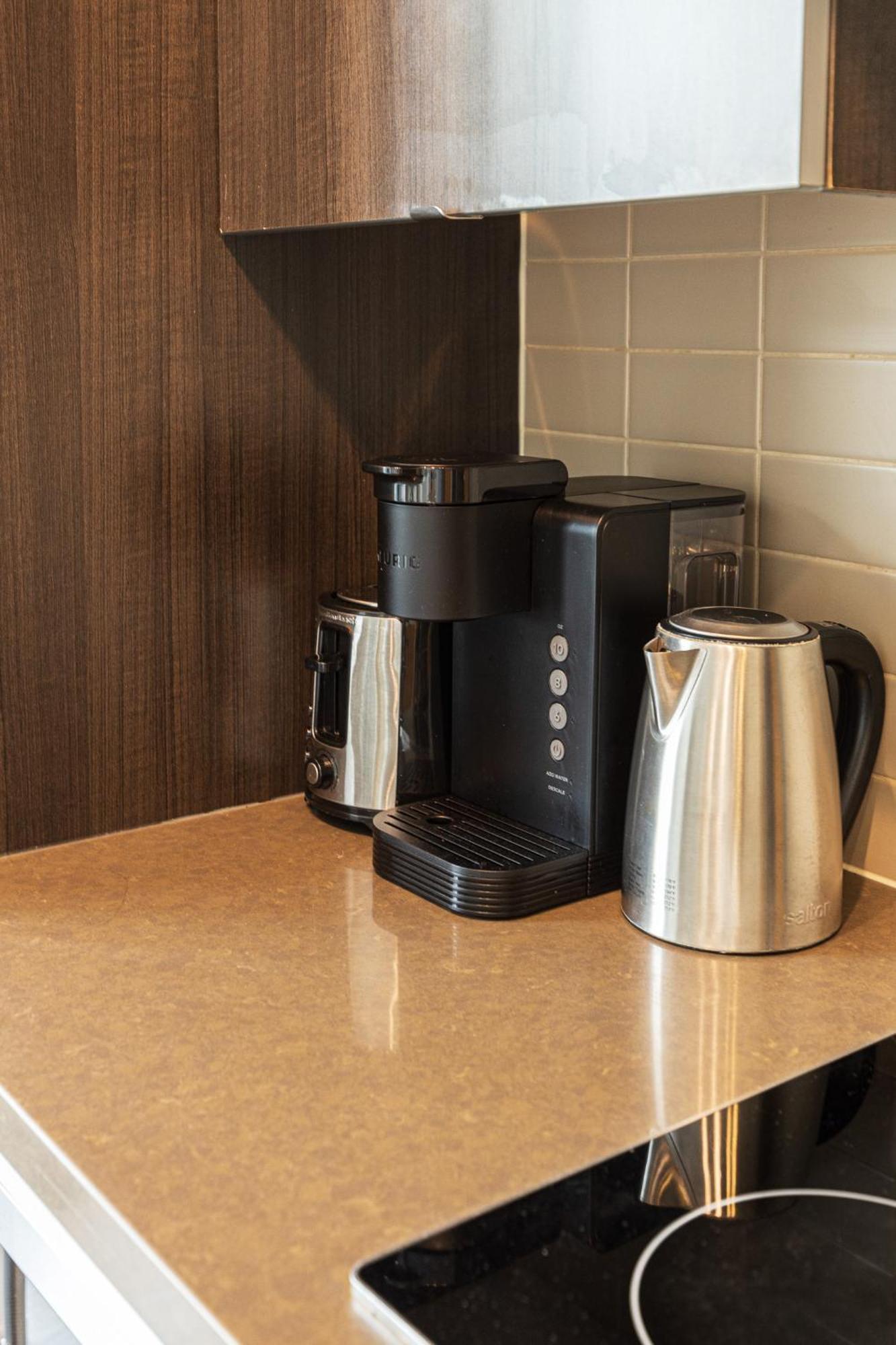 3 Bedroom Beside Cn Tower With Parking Downtown トロント エクステリア 写真