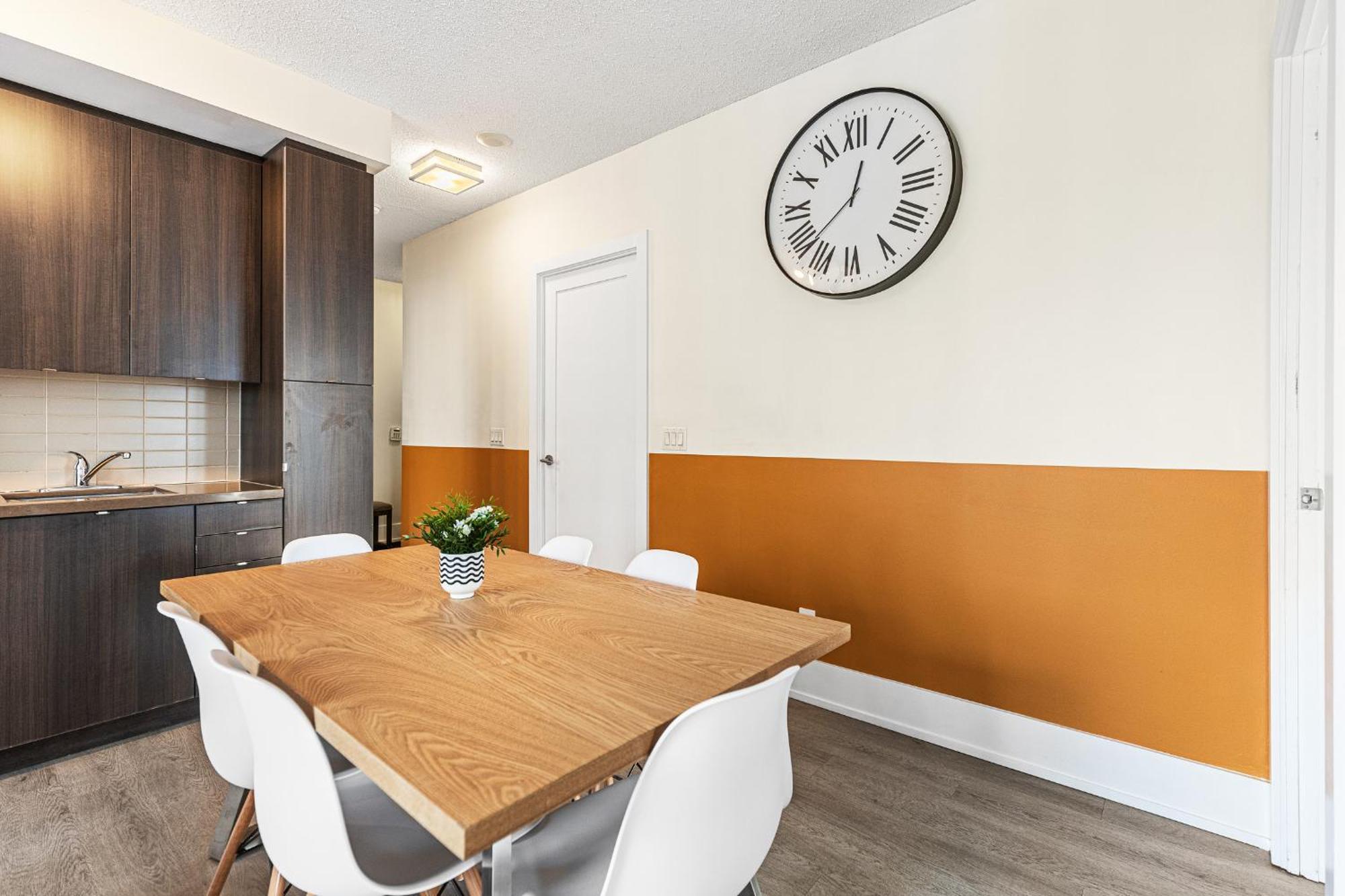 3 Bedroom Beside Cn Tower With Parking Downtown トロント エクステリア 写真