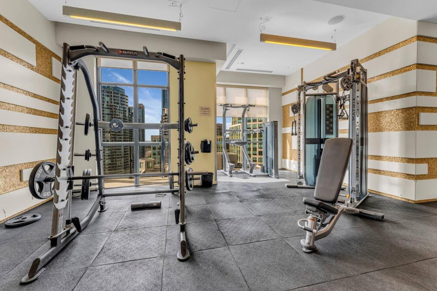 3 Bedroom Beside Cn Tower With Parking Downtown トロント エクステリア 写真
