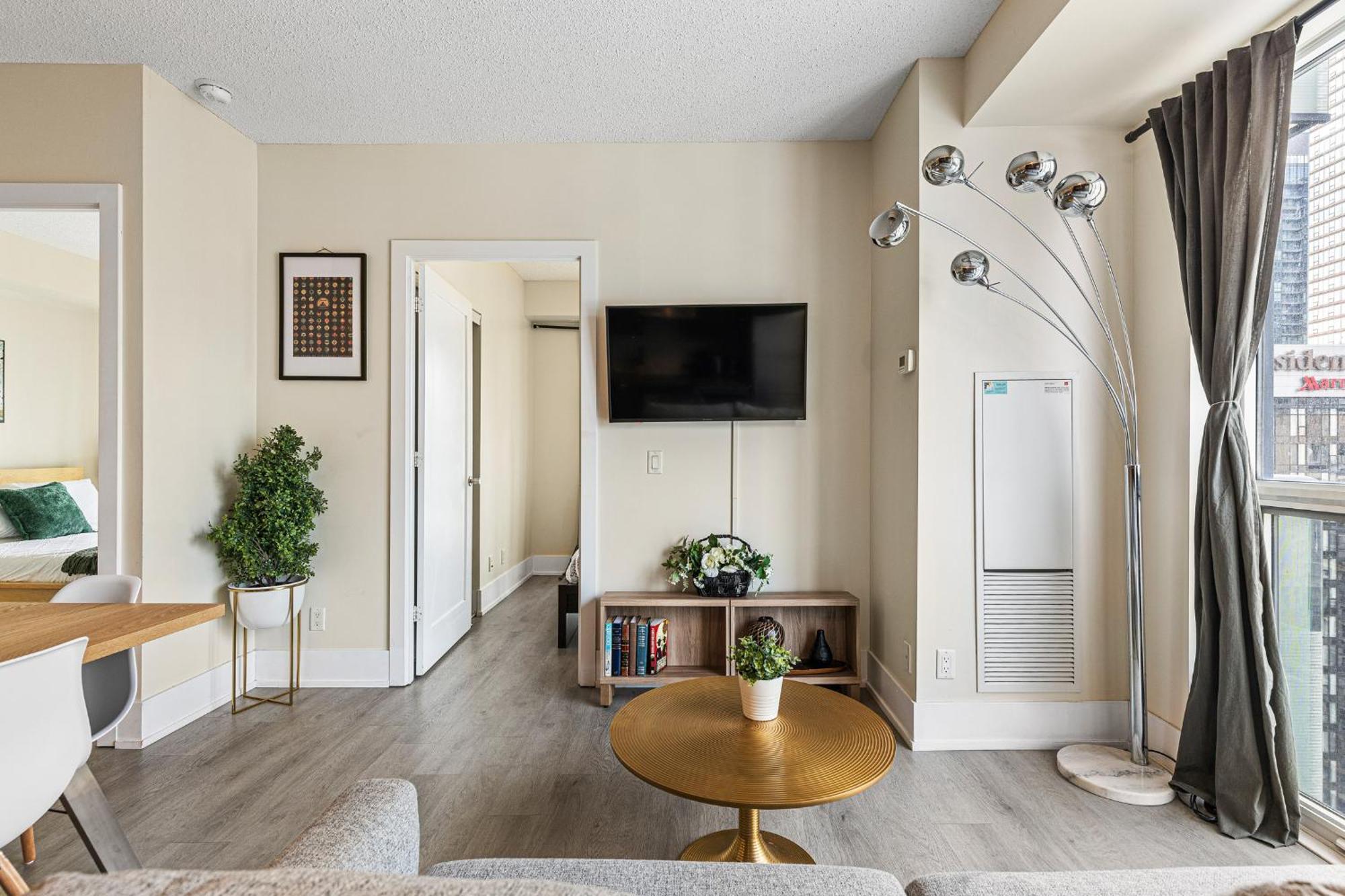 3 Bedroom Beside Cn Tower With Parking Downtown トロント エクステリア 写真