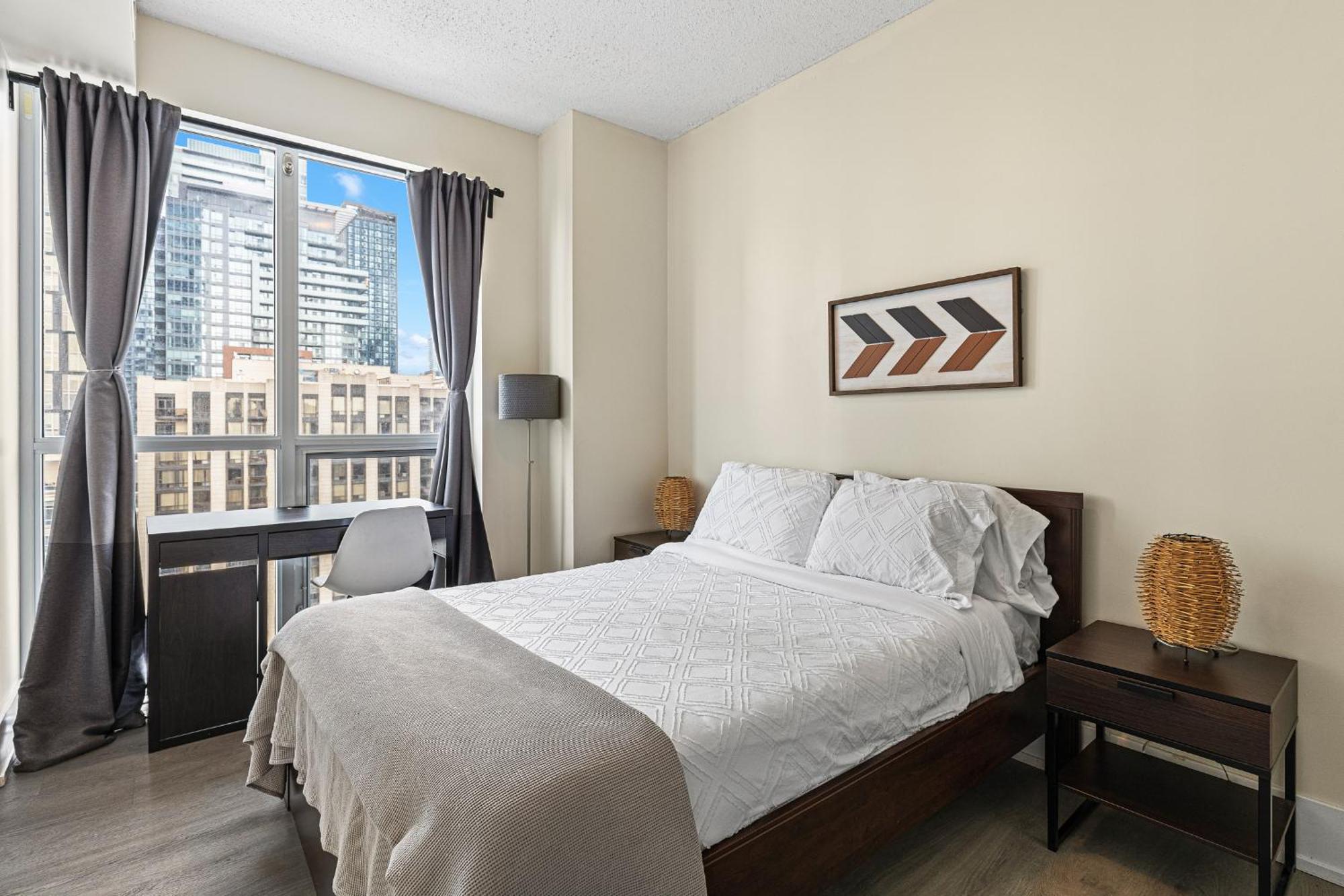3 Bedroom Beside Cn Tower With Parking Downtown トロント エクステリア 写真