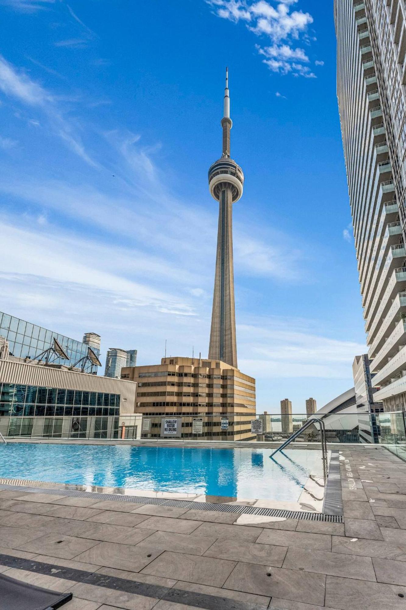 3 Bedroom Beside Cn Tower With Parking Downtown トロント エクステリア 写真
