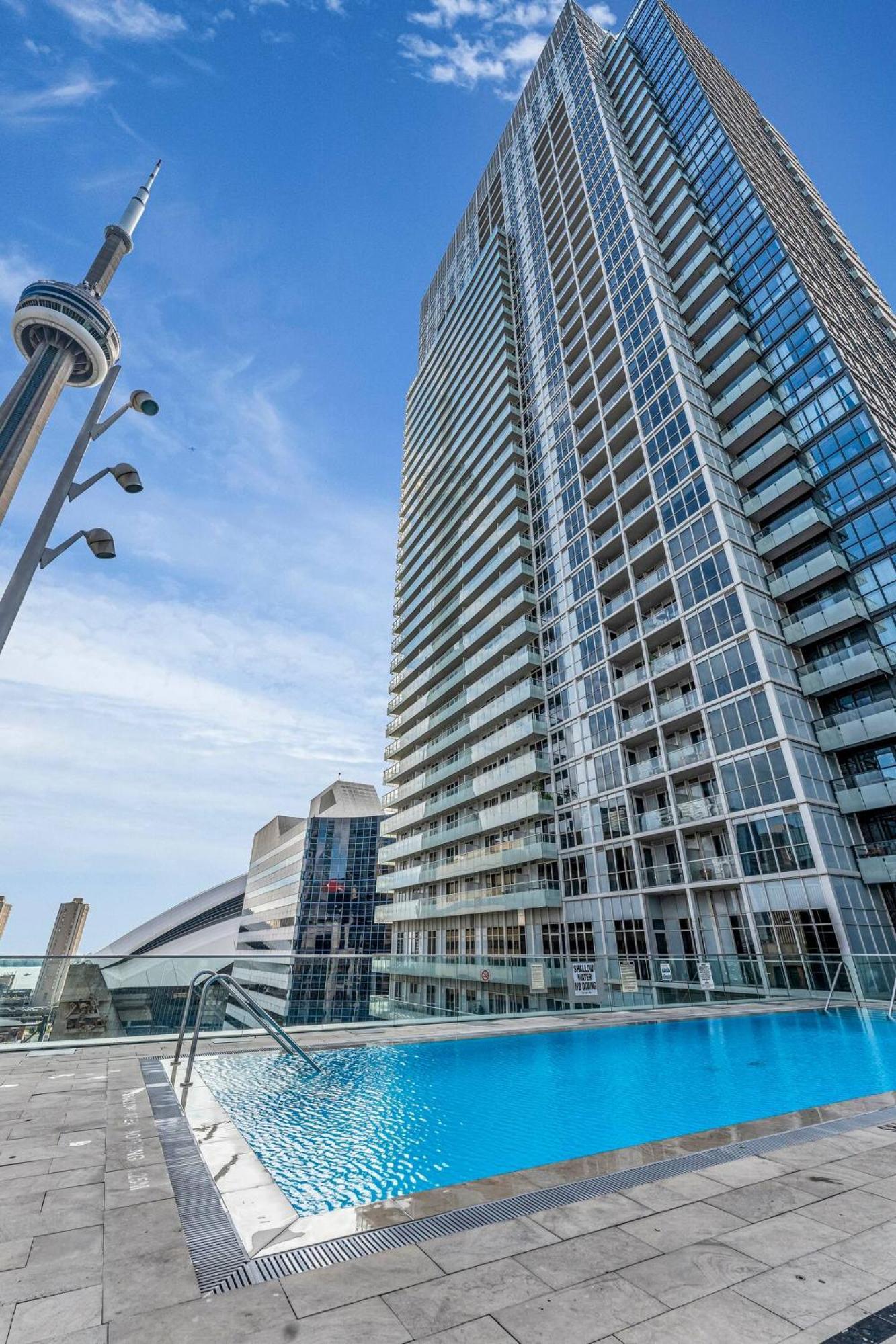 3 Bedroom Beside Cn Tower With Parking Downtown トロント エクステリア 写真